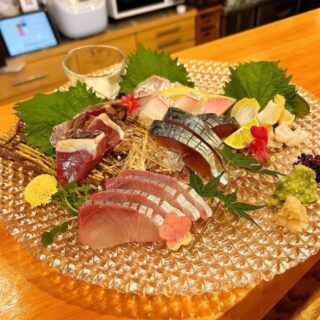 お造り盛り合わせはその日のおすすめ…