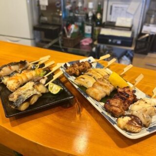まつりや名物海鮮串焼き！ 一本一本丁寧に焼き上げる海鮮串は、…