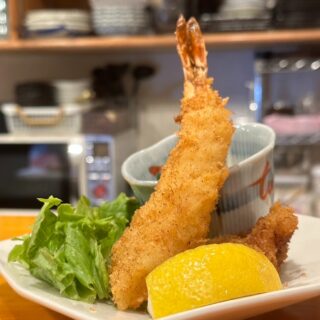 🦐 まつりや名物！大エビフライの存在…