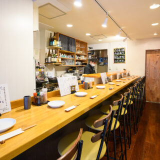 ひとり飲みも気軽にどうぞ カウンター席のみの落ち着いた店内だ…