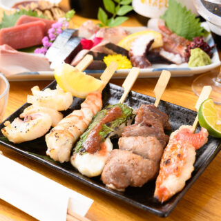 香ばしさがたまらない！名物・海鮮串焼き 炭火でじっくり焼き上…