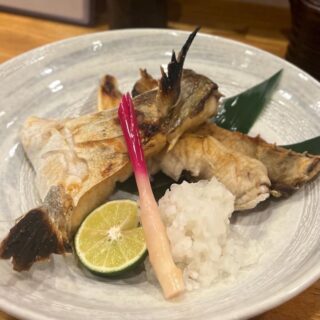 海鮮串焼き専門店「まつりや」へようこそ 炭焼きの香ばしい香り…